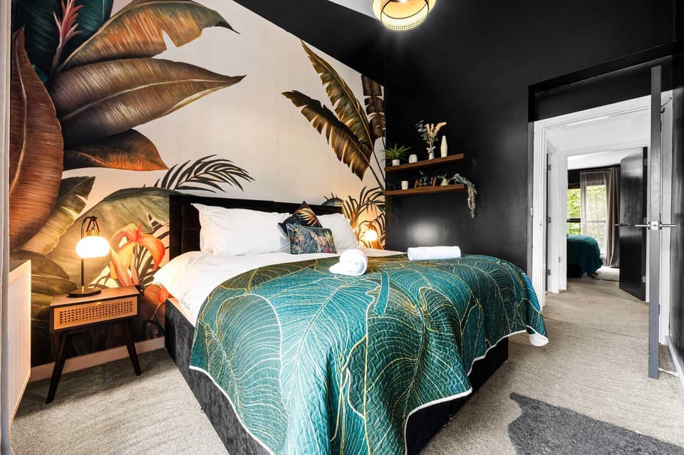 Free Parking Luxury Safari House House in Salford