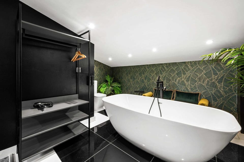 Free Parking Luxury Safari House House in Salford