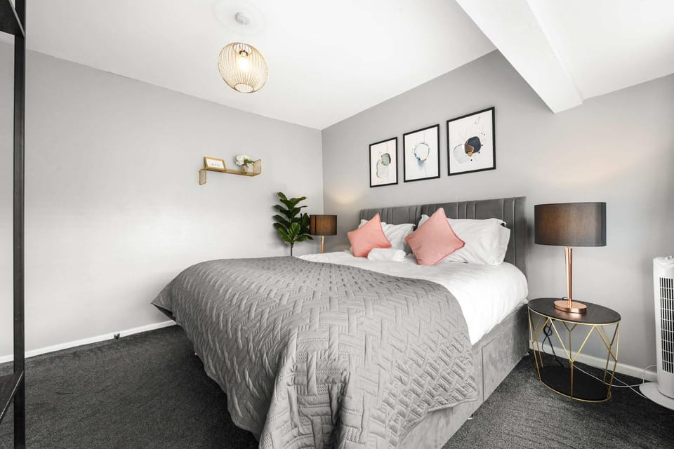 Free Parking 5 Minutes from City Centre House in Salford