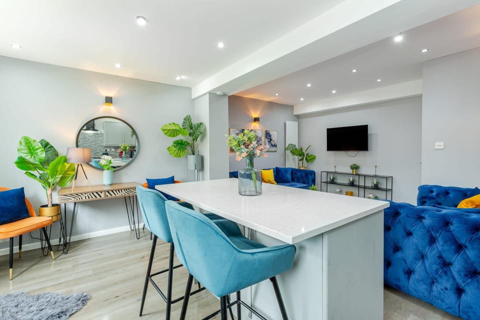 TV and multimedia, Kitchen or kitchenette, Living room, Seating area, Dining area