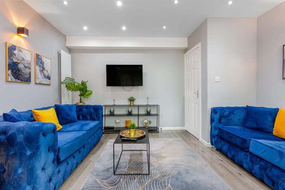 Communal lounge/ TV room, TV and multimedia, Living room, Seating area, Evening entertainment