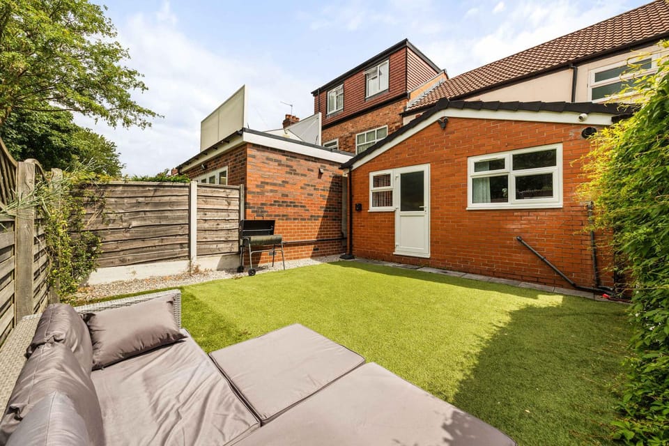 Free Parking 5 Minutes from City Centre House in Salford