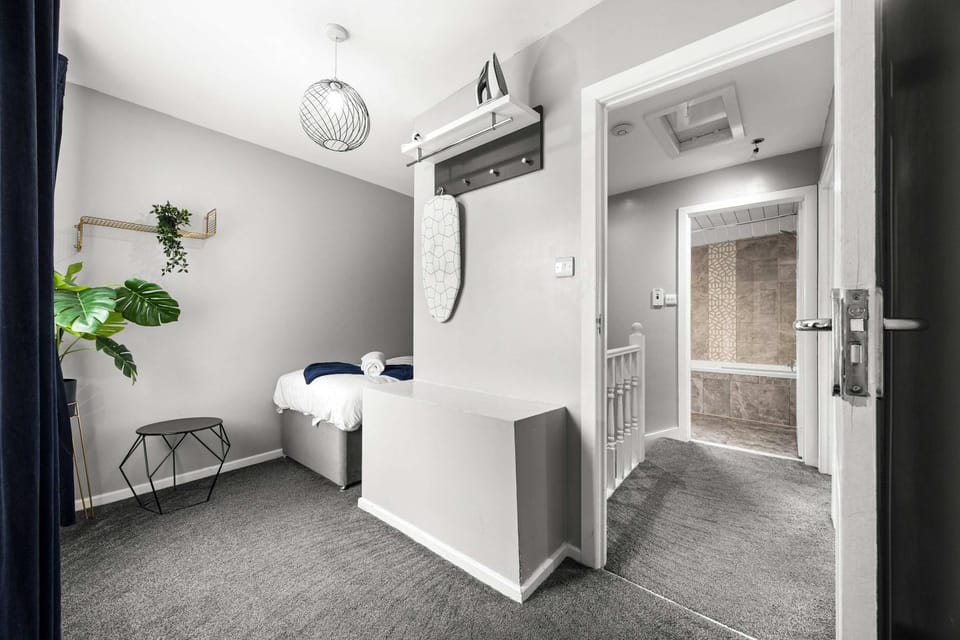Free Parking 5 Minutes from City Centre House in Salford