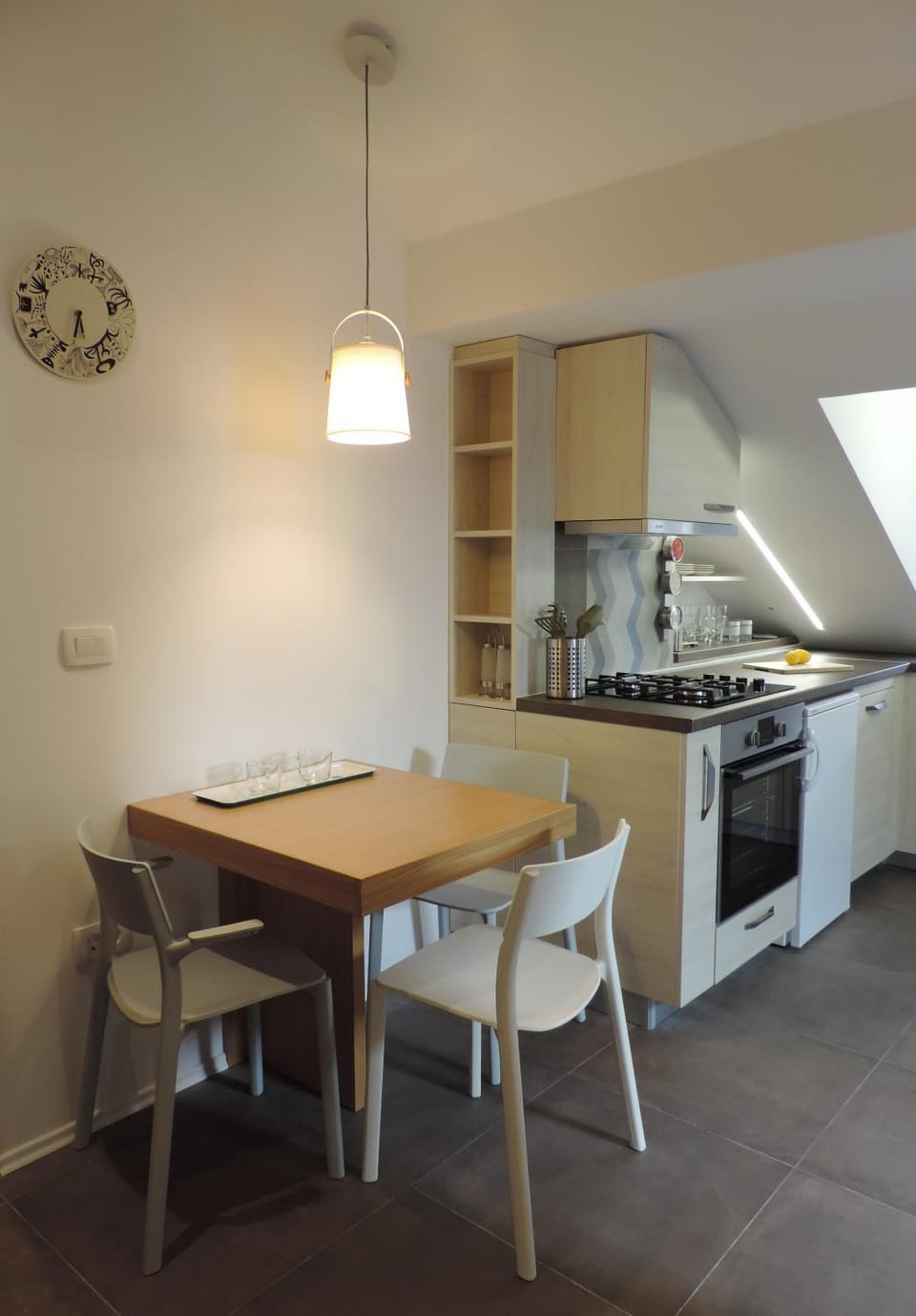 Kitchen or kitchenette, Dining area