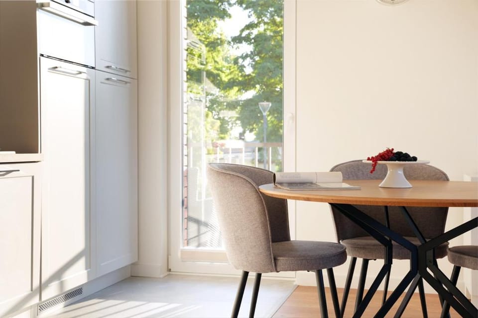 View (from property/room), Kitchen or kitchenette, Dining area, oven