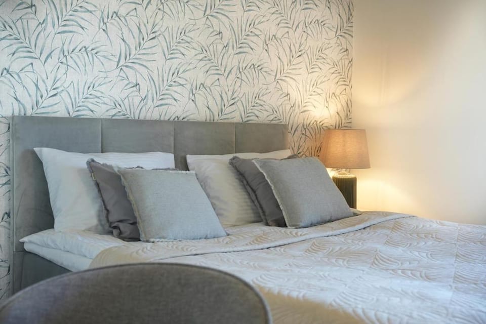 Bed, Living room, Photo of the whole room, Bedroom