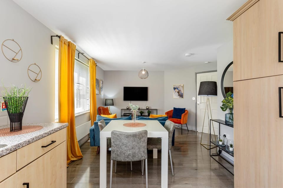 Communal lounge/ TV room, TV and multimedia, Kitchen or kitchenette, Living room, Seating area, Dining area, Evening entertainment