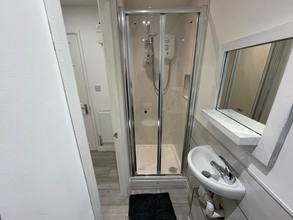 Guest Room-Studio, Woolwich Bed and Breakfast in London