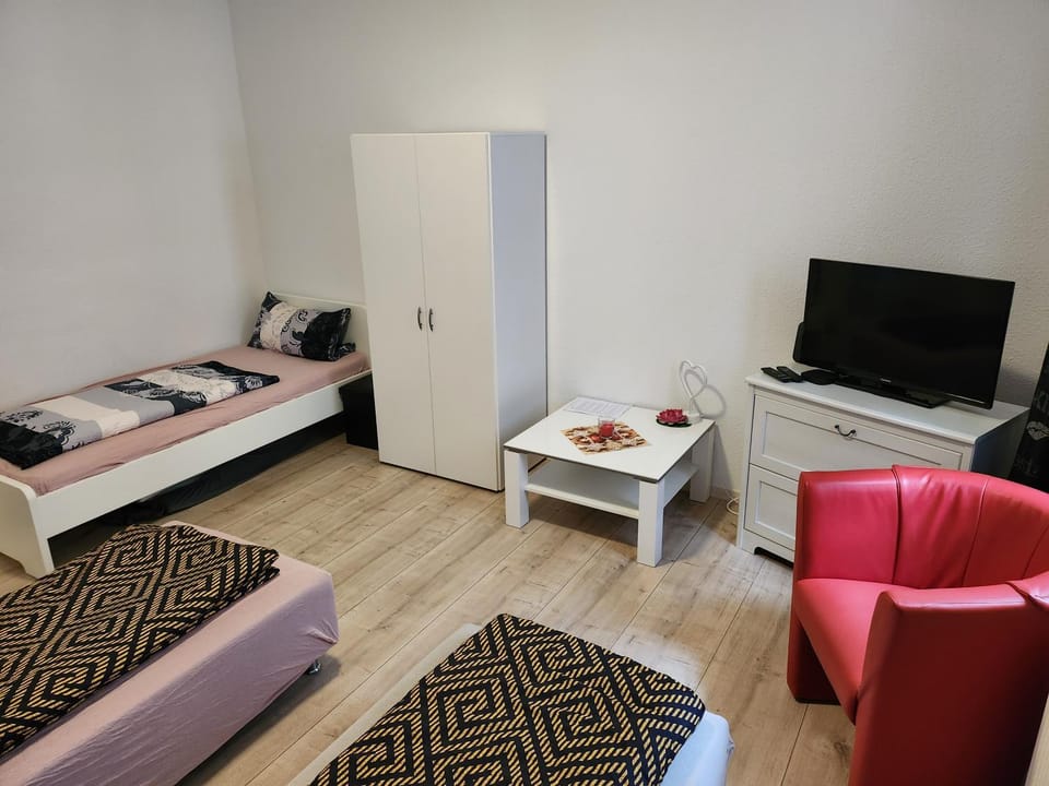 MD- Bukau, FeWo, City, chic, Erdgeschoss, BESTPREIS- Leistung, für 1-5 Personen, 1 Dreibettzimmer, 1 Doppelzimmer 79 qm , Küche, Bad Apartment in Magdeburg