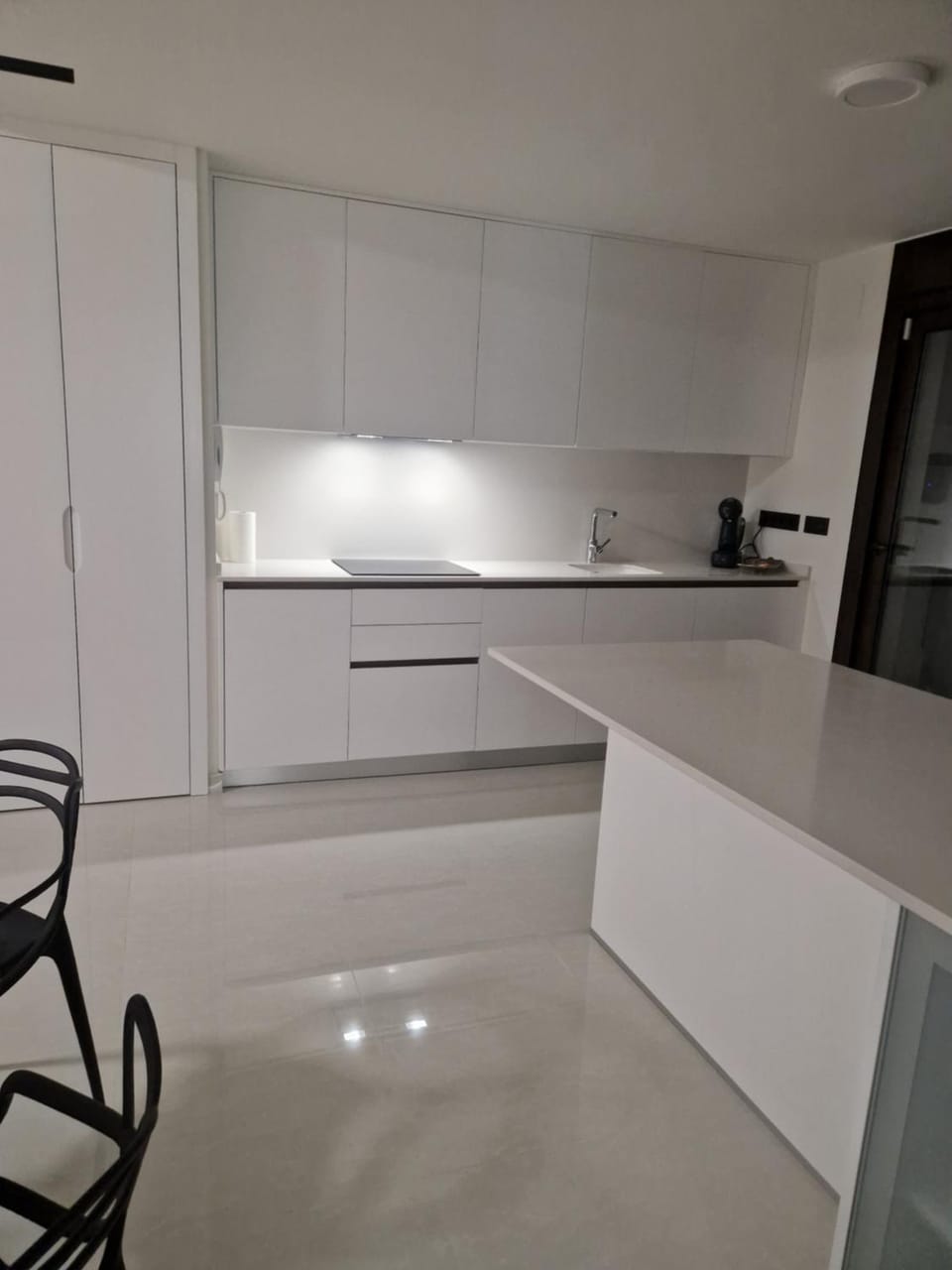 Kitchen or kitchenette, dishwasher, stove