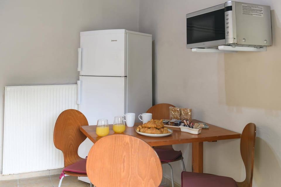 Dining area, minibar, kitchen