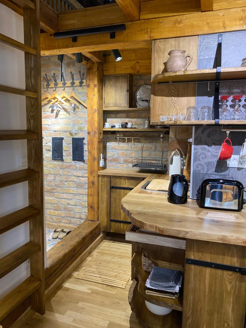 Coffee/tea facilities, Kitchen or kitchenette, stove, toaster