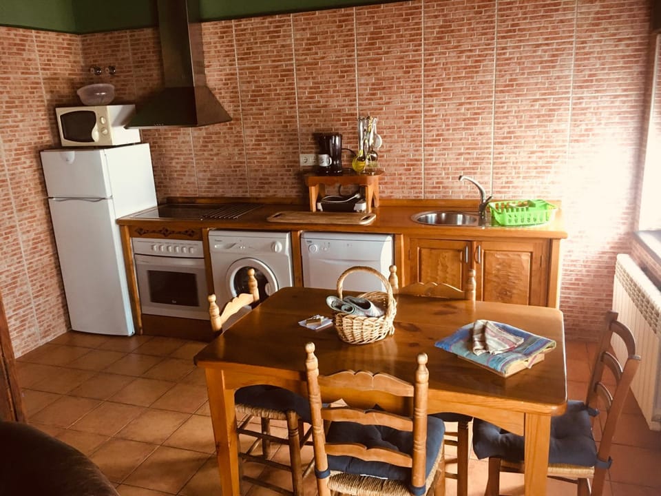 Kitchen or kitchenette, Dining area, oven, stove, toaster