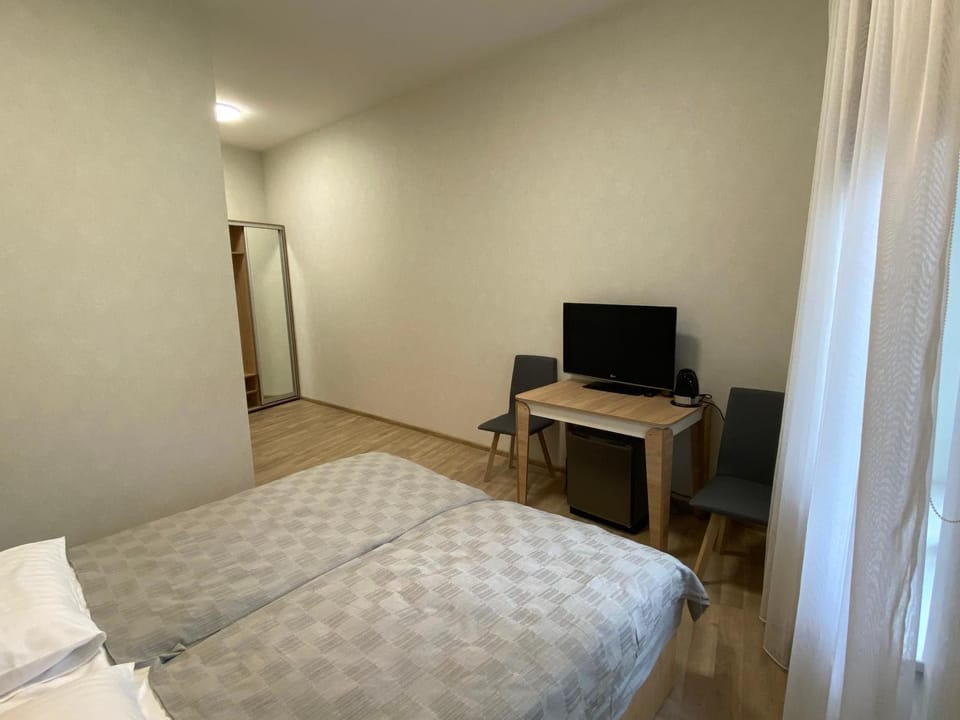 Bed, TV and multimedia, Photo of the whole room, hair dresser