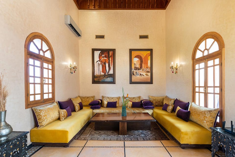 Living room, Seating area