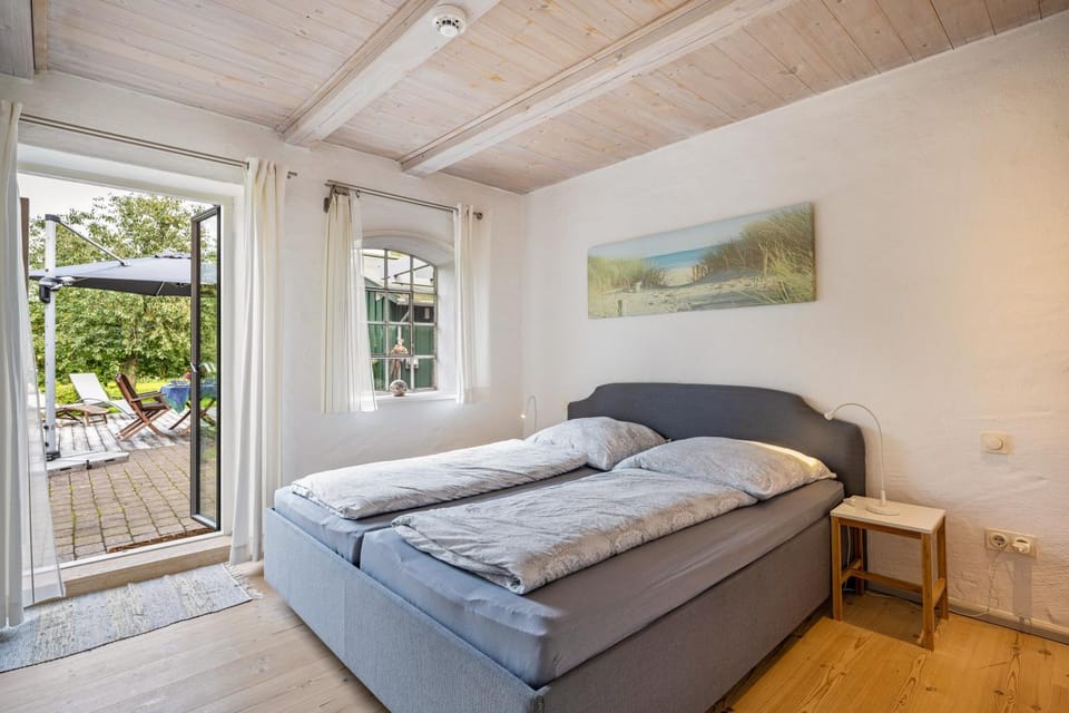 Property building, Living room, Bedroom