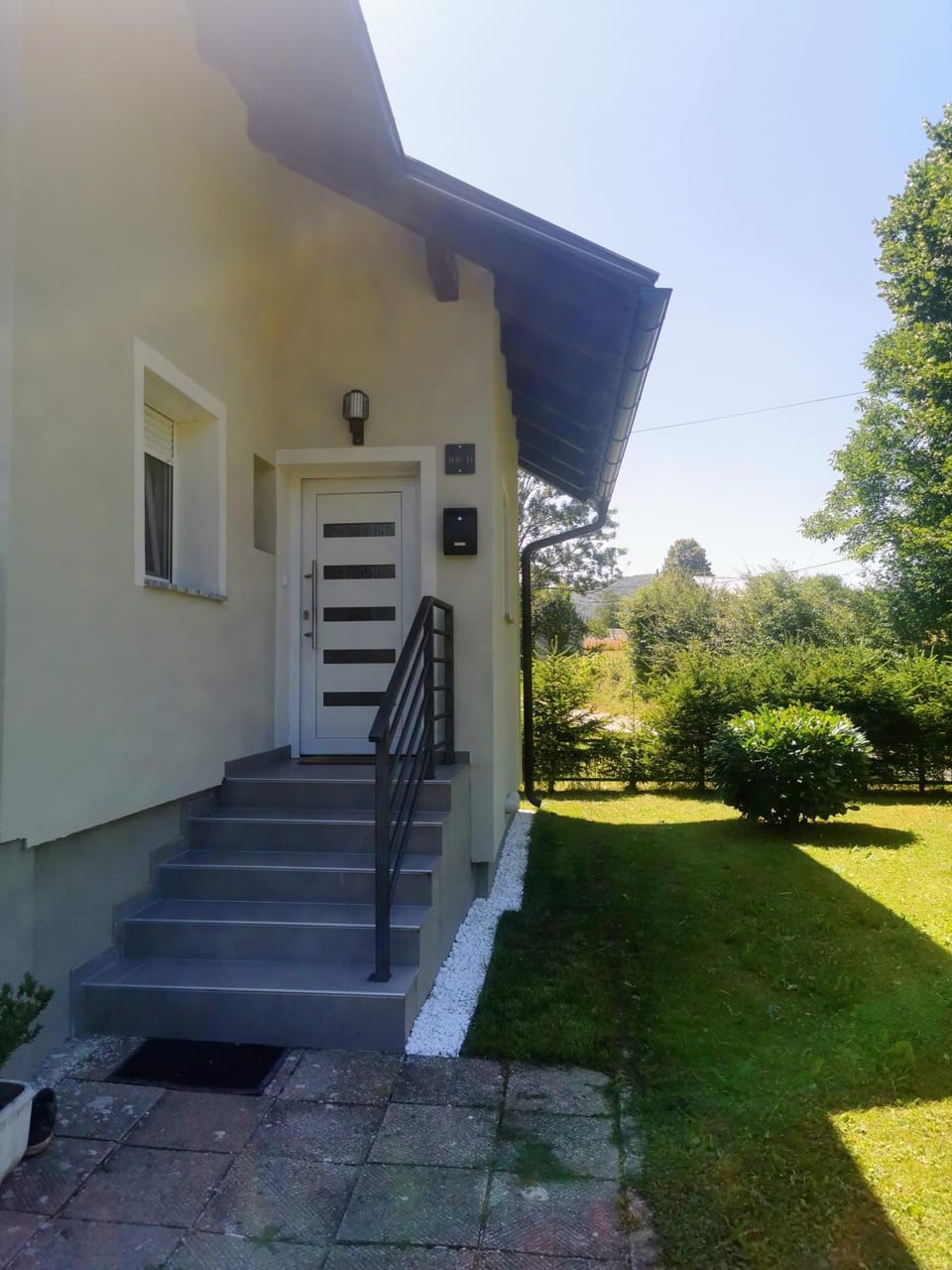 Property building, Facade/entrance, Day, Garden, Garden view