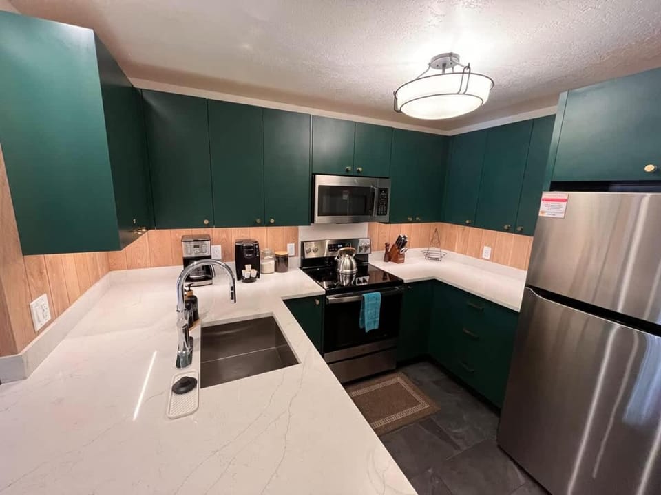 MSRC28 - Cozy Ski Condo - Walk to Canyon - Dog Friendly House in Mammoth Lakes