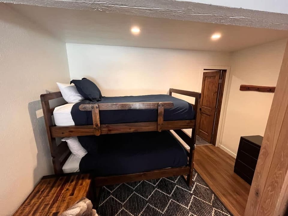 MSRC28 - Cozy Ski Condo - Walk to Canyon - Dog Friendly House in Mammoth Lakes