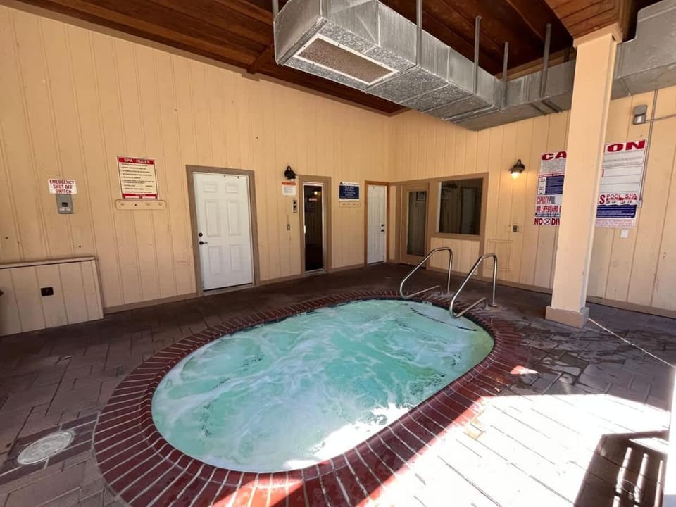 MSRC28 - Cozy Ski Condo - Walk to Canyon - Dog Friendly House in Mammoth Lakes