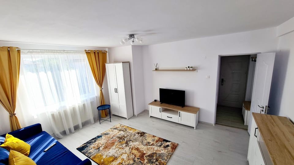 Communal lounge/ TV room, Bed, TV and multimedia, Living room, Photo of the whole room, Seating area, Evening entertainment, Bedroom