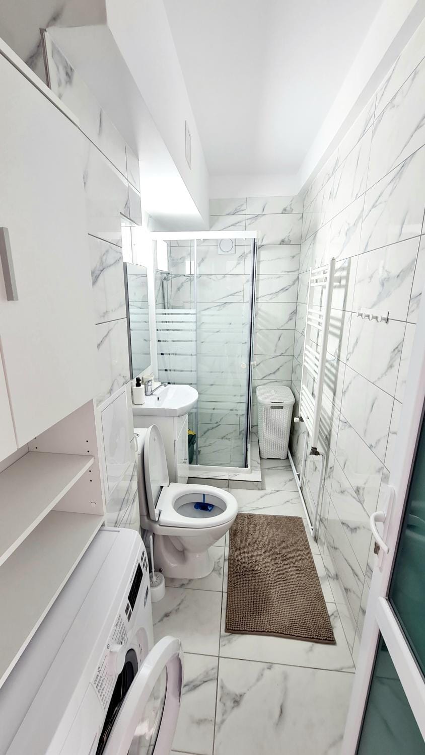 Shower, Toilet, Bathroom, towels