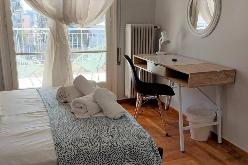 Victoria Athens Centre 6 BD, 2 BATH Apartment in Athens