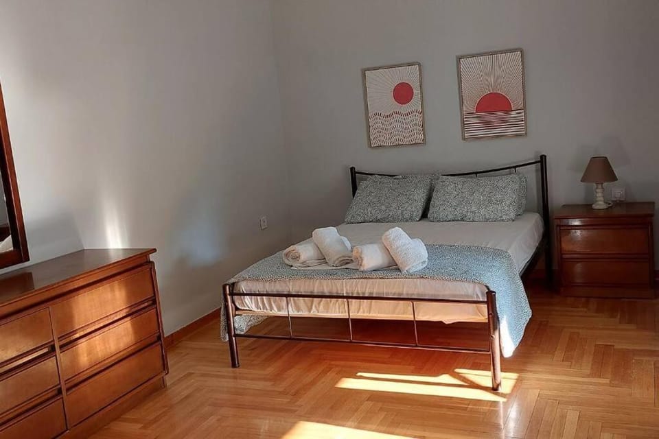 Victoria Athens Centre 6 BD, 2 BATH Apartment in Athens