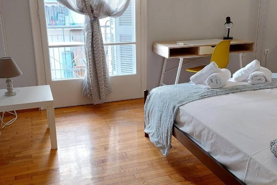Victoria Athens Centre 6 BD, 2 BATH Apartment in Athens