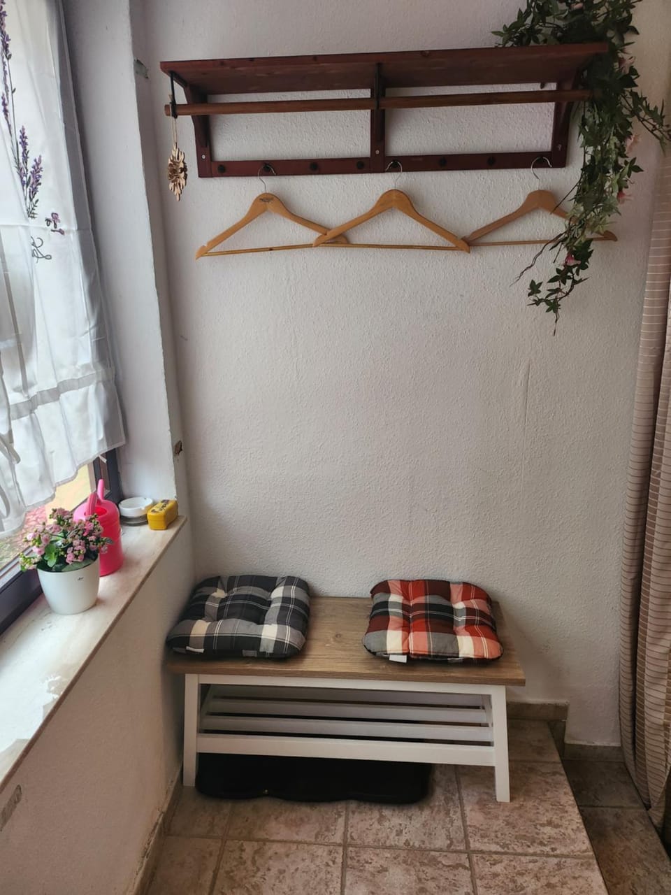 Halle, TOP -PREISE, große 79 qm SD FeWo, EG, wahlweise mit 1- 3 DZ, inklusiv TV Lounge, Küche, Bad WC Einfach und gut, Langzeitmieter VB Preise Apartment in Halle Saale