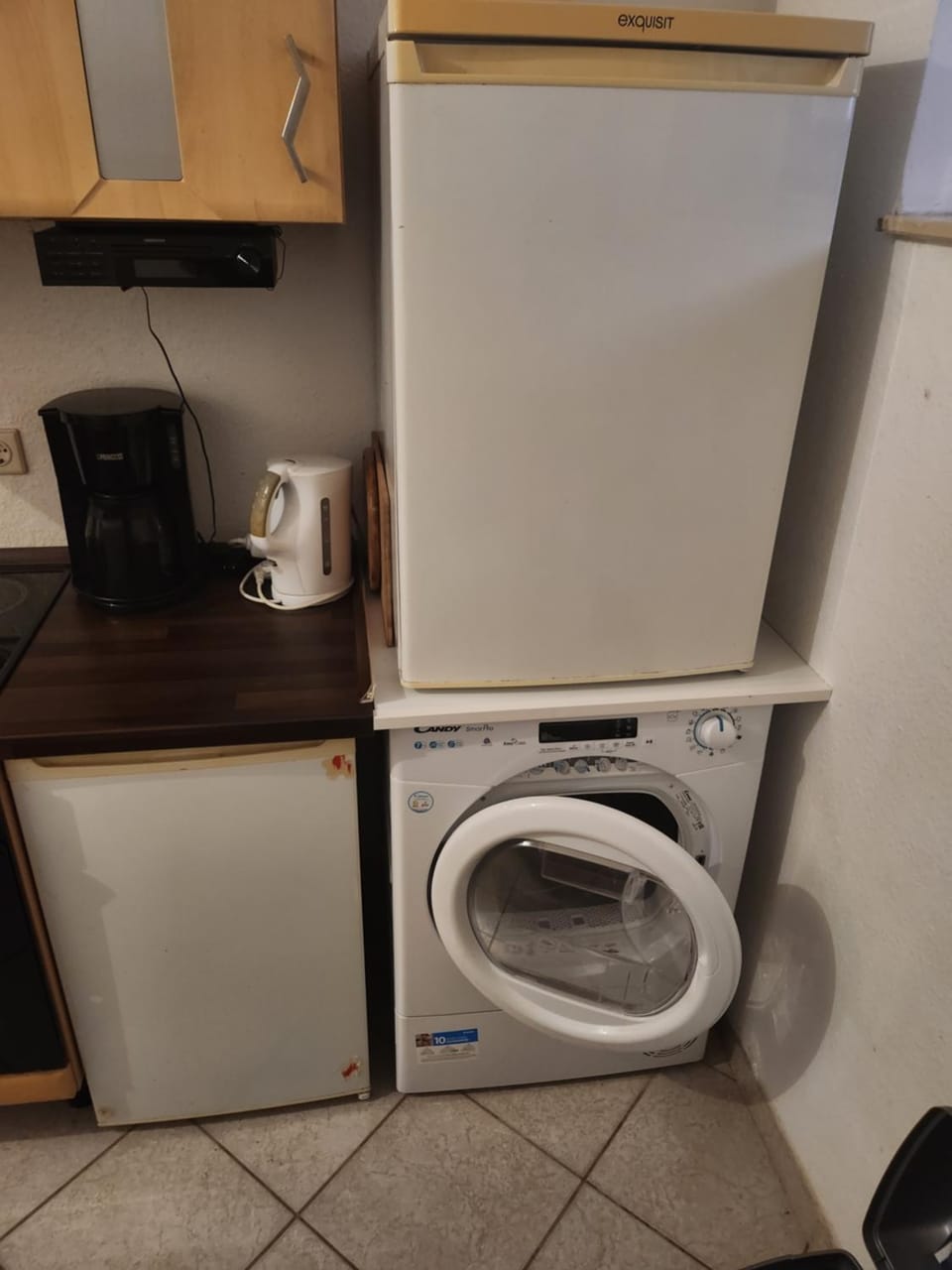 Halle, TOP -PREISE, große 79 qm SD FeWo, EG, wahlweise mit 1- 3 DZ, inklusiv TV Lounge, Küche, Bad WC Einfach und gut, Langzeitmieter VB Preise Apartment in Halle Saale