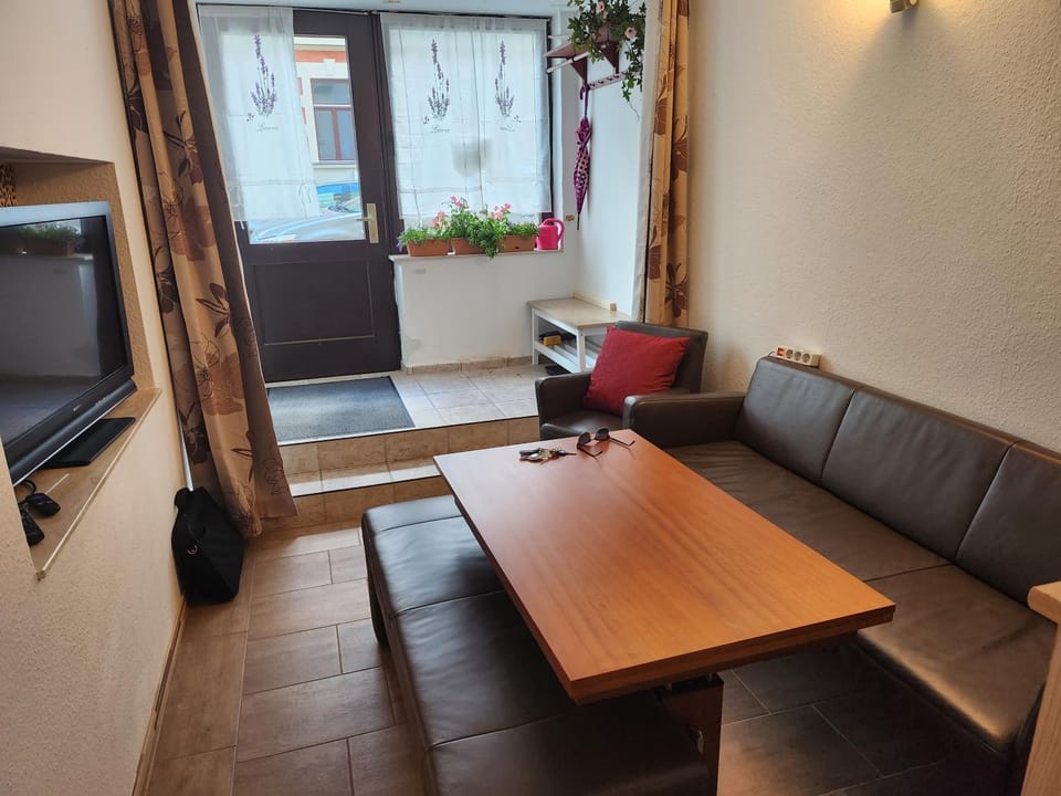 Halle, TOP -PREISE, große 79 qm SD FeWo, EG, wahlweise mit 1- 3 DZ, inklusiv TV Lounge, Küche, Bad WC Einfach und gut, Langzeitmieter VB Preise Apartment in Halle Saale