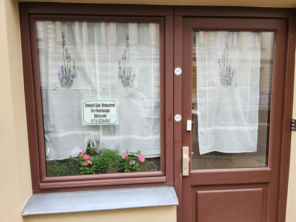 Halle, TOP -PREISE, große 79 qm SD FeWo, EG, wahlweise mit 1- 3 DZ, inklusiv TV Lounge, Küche, Bad WC Einfach und gut, Langzeitmieter VB Preise Apartment in Halle Saale