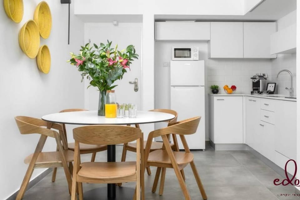 Kitchen or kitchenette, Dining area, oven, stove