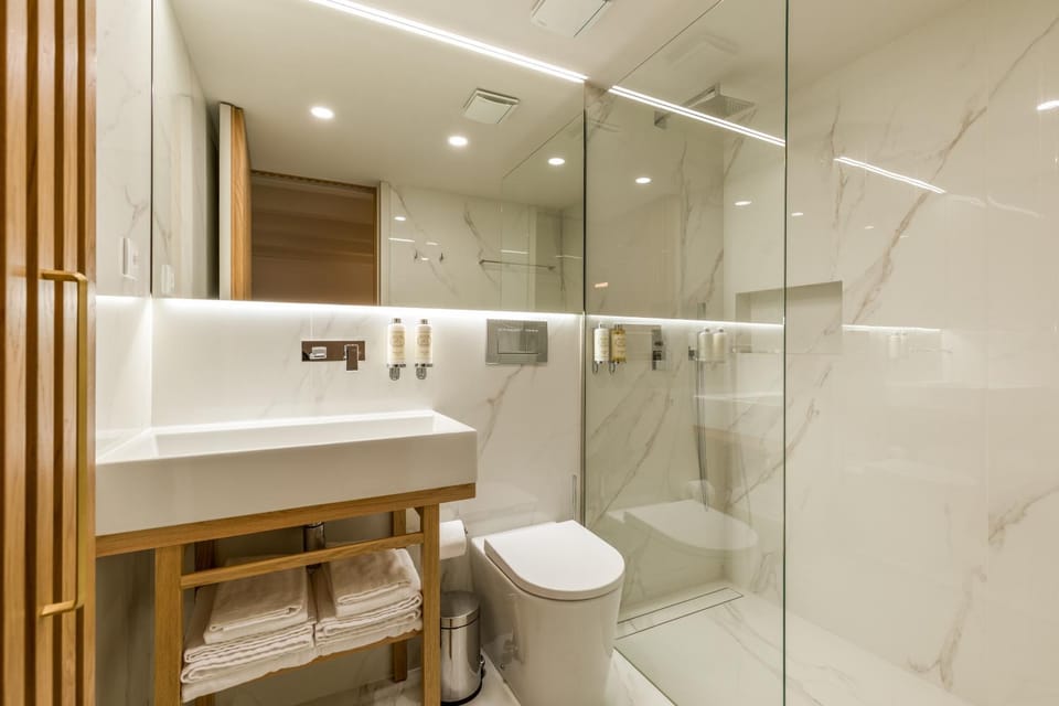 Shower, Toilet, Bathroom, towels