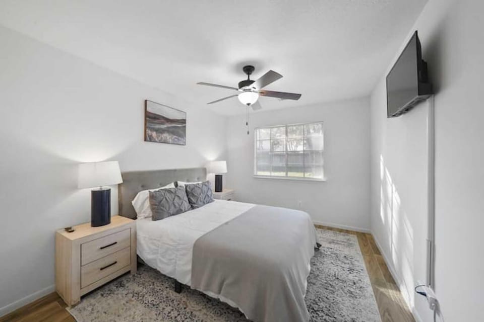 Bed, Photo of the whole room, Bedroom, fireplace