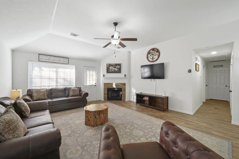 TV and multimedia, Living room, fireplace