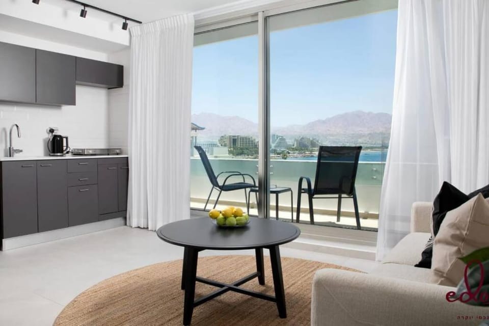 View (from property/room), Balcony/Terrace, Kitchen or kitchenette