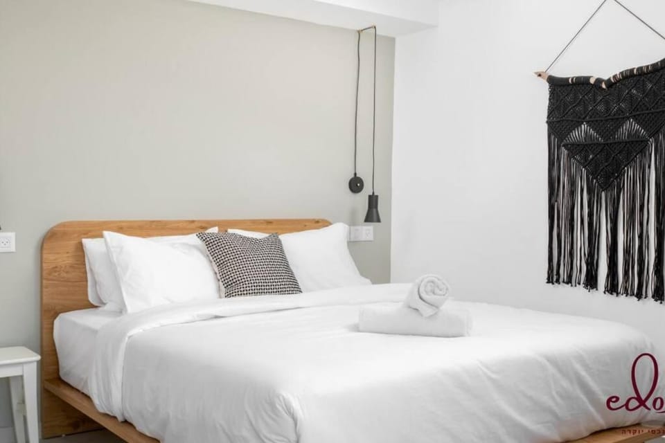 Bed, towels