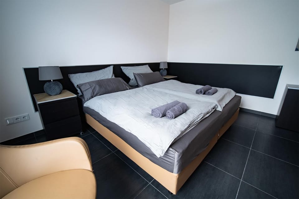 Bed, Bedroom, towels