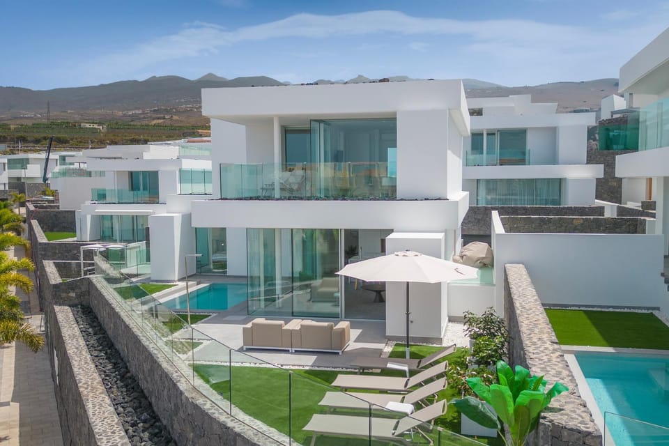 Property building, Spring, Balcony/Terrace, Mountain view, Pool view, Swimming pool, sunbed