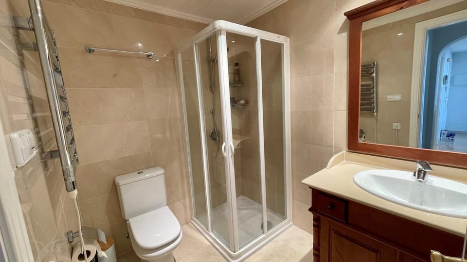 Shower, Toilet, Bathroom, towels