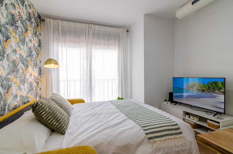 Bed, TV and multimedia, Living room, air conditioner
