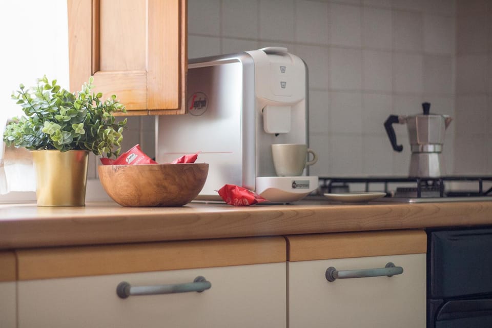 Coffee/tea facilities, Kitchen or kitchenette, stove
