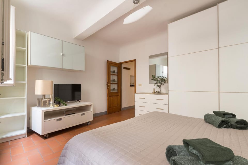 Bed, TV and multimedia, Photo of the whole room, Bedroom, wardrobe