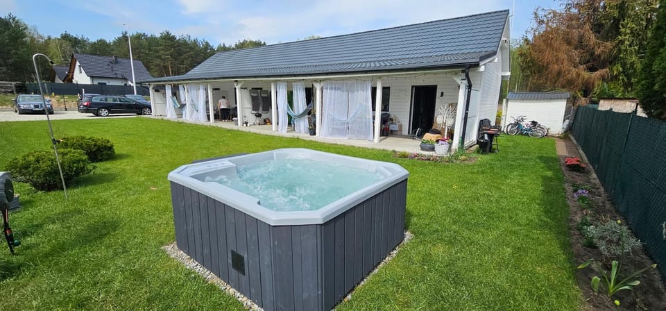 Property building, Spring, Day, Garden, Hot Tub, Parking
