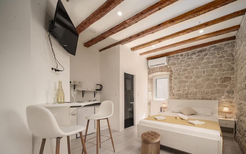 Living room, hair dresser