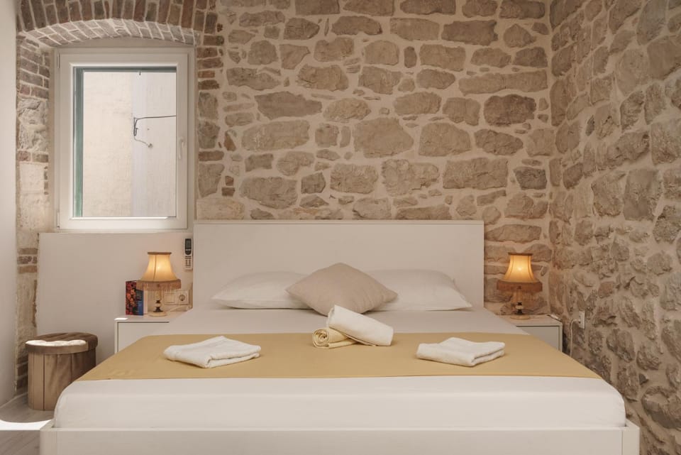 Bed, Bedroom, towels