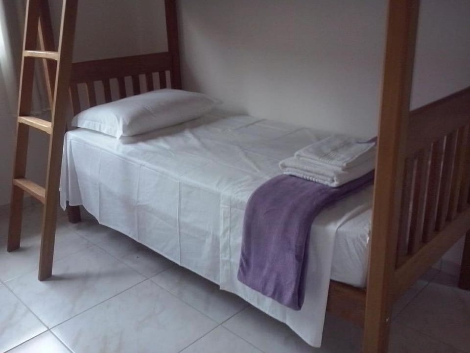 Bed, Bedroom, bunk bed, towels