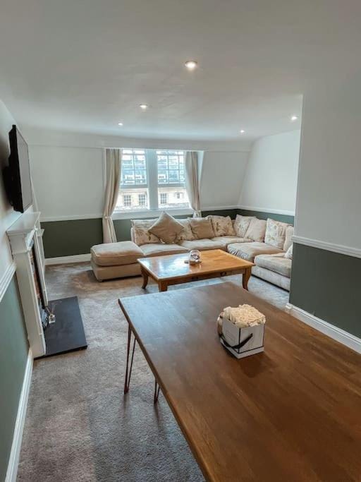 The Great Pulteney Penthouse, Bath City Centre Apartment in Bath